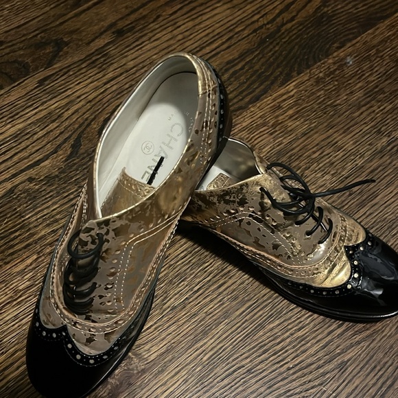 Chanel - patent leather lace up flats in gold and black. Size 38 - Picture 2 of 5